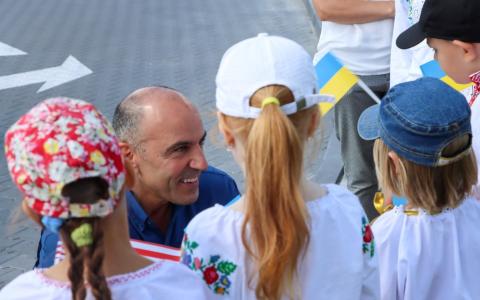 Rep. Panetta speaks with displaced Ukrainian children and orphans.